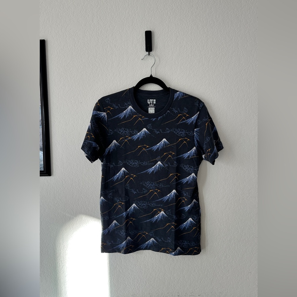UNIQLO UT HOKUSAI BLUE MT FUJI ALL OVER PRINT TEE NAVY JAPANESE ART UKIYO-E XS